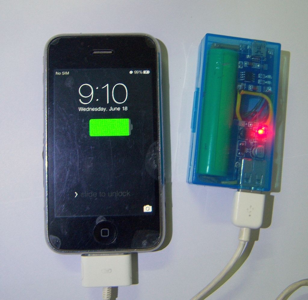 Самодельный Power Bank в работе, заряжает iPhone